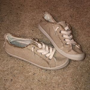 Brown/tan women’s shoes